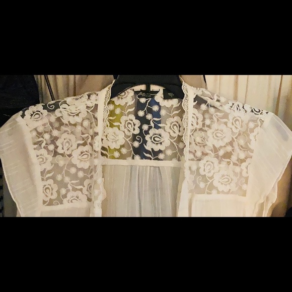 Floral Lace button up top! - Picture 4 of 4